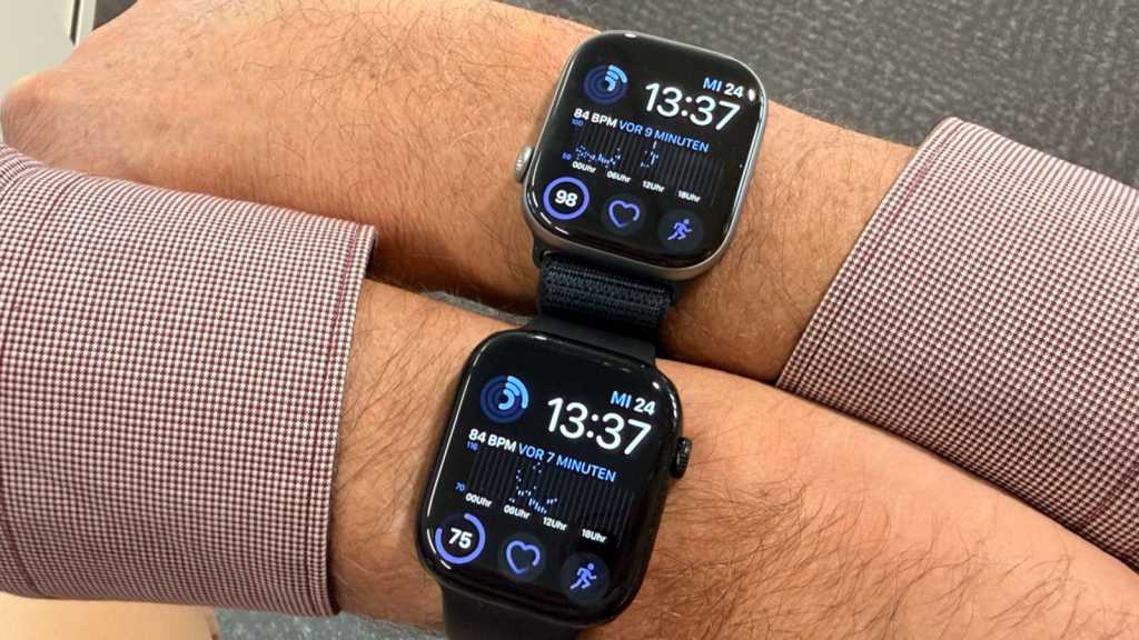 Apple Watches 10 und 11 im Vergleich an zwei Handgelenken
