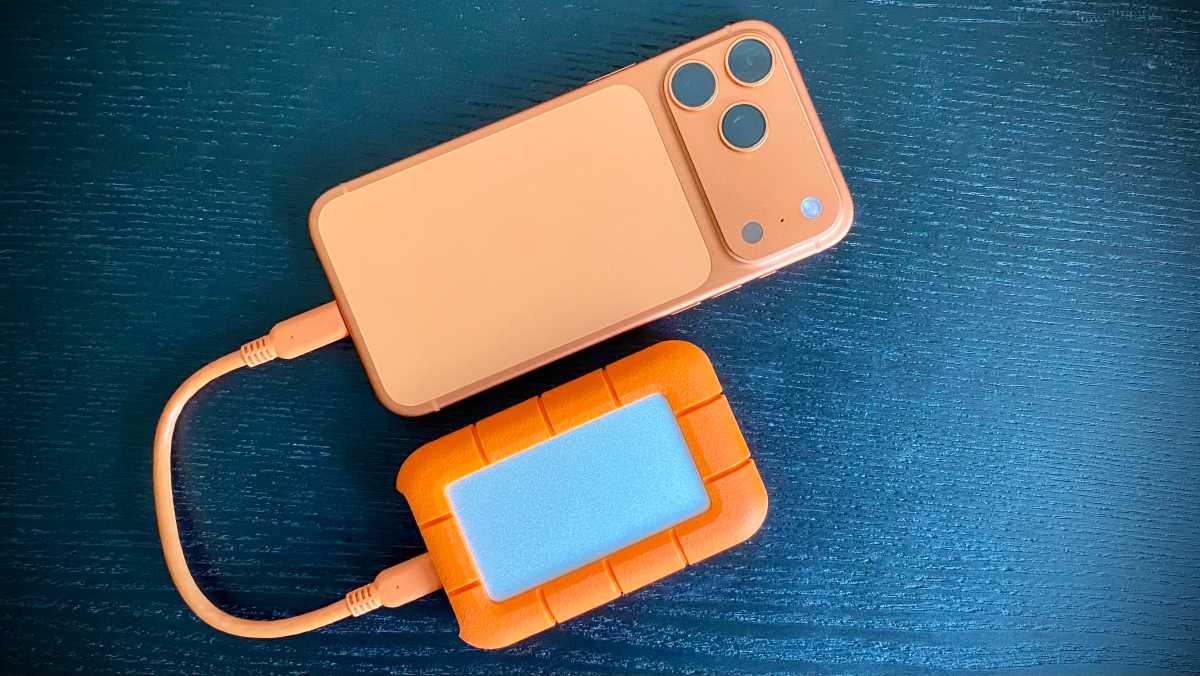 Apple iPhone 17 Pro in Orange mit angesteckter SSD von Lavie