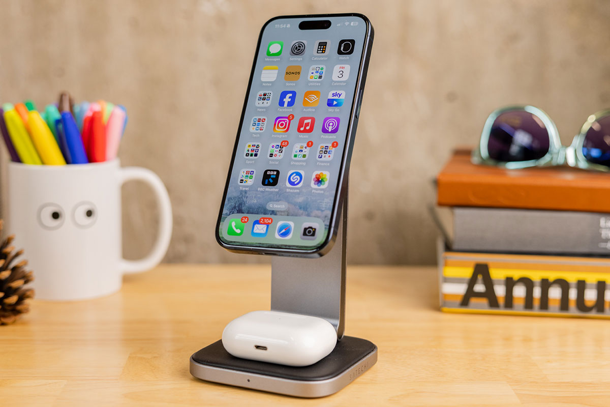 Satechi 2-in-1 Foldable Qi2 Wireless Charging Stand – Best-looking 2-in-1 magnetic charger